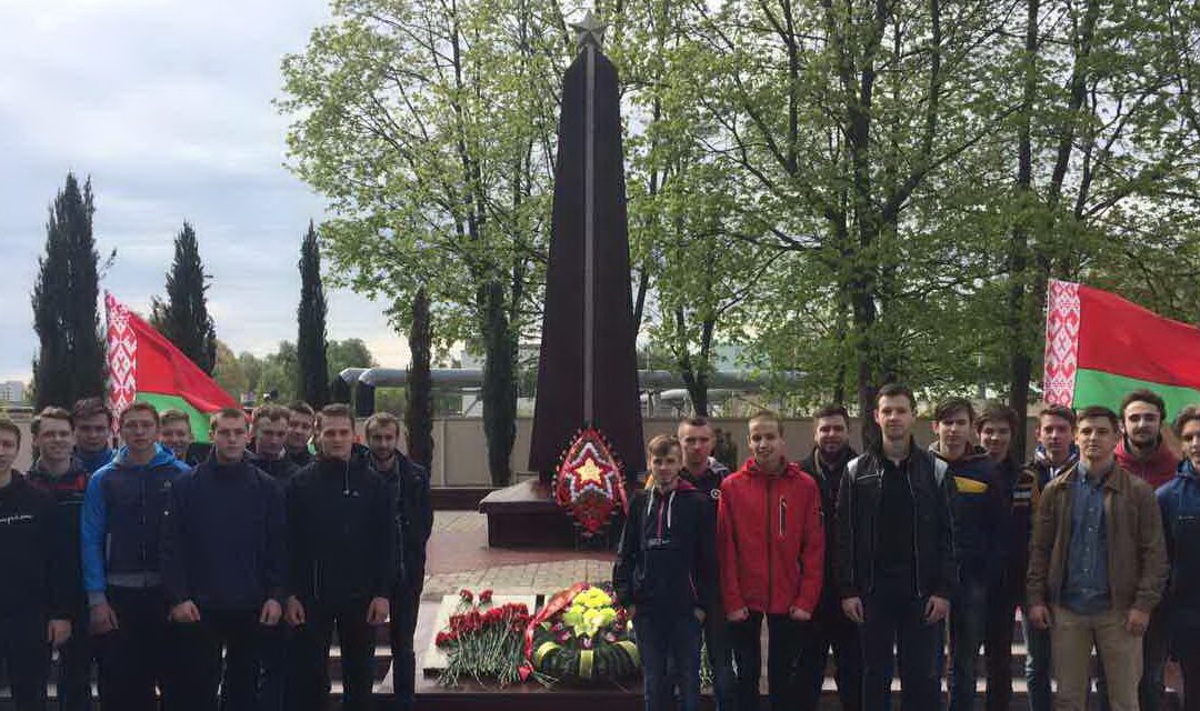 Торжественный митинг и церемония возложения венков и цветов к братской могиле советских воинов