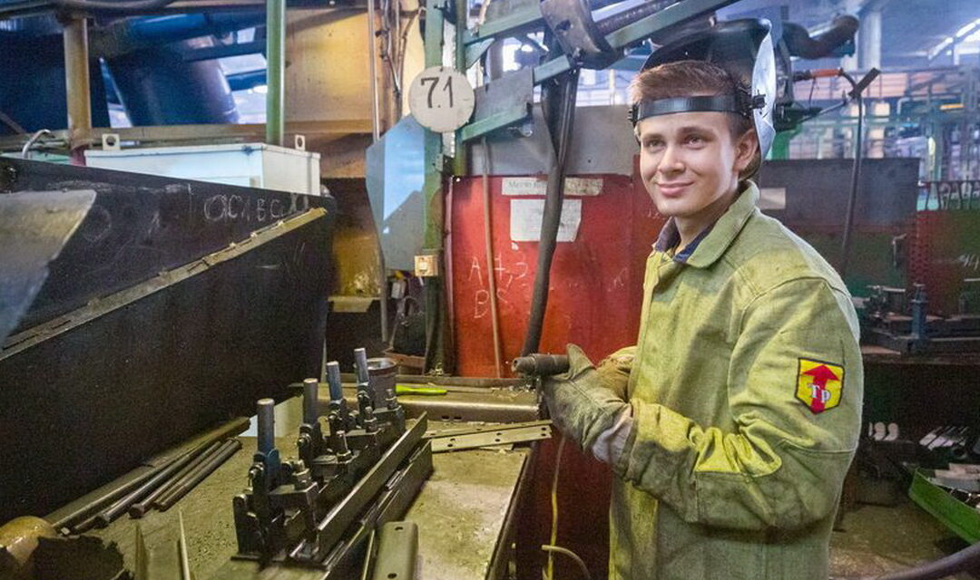 Сварщики работают в цехах ОАО «Гомсельмаш»