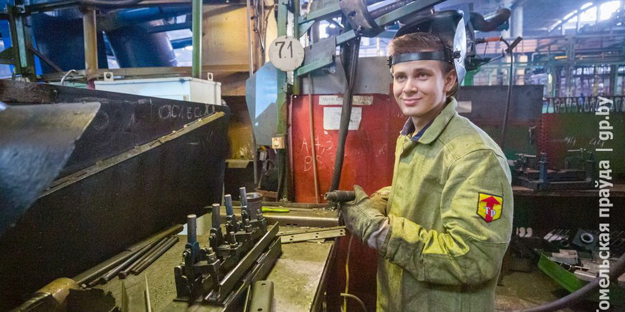 Сварщики работают в цехах ОАО «Гомсельмаш»