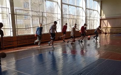 Спортивные игры. Баскетбол. Ведение мяча с изменением высоты отскока и направления, с обводкой препятствий