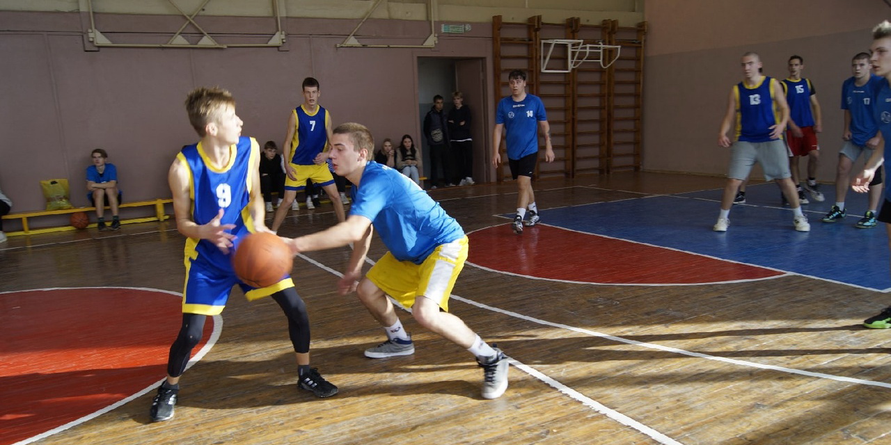 Соревнования по баскетболу на спортивной площадке нашего колледжа