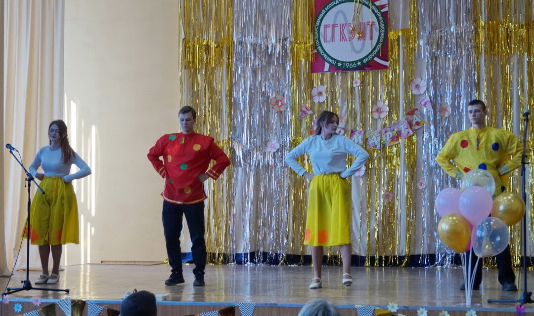 Поздравляем милых женщин с наступающим 8 Марта!