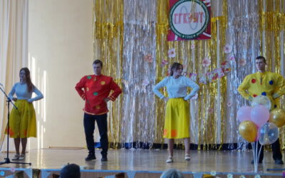 Поздравляем милых женщин с наступающим 8 Марта!
