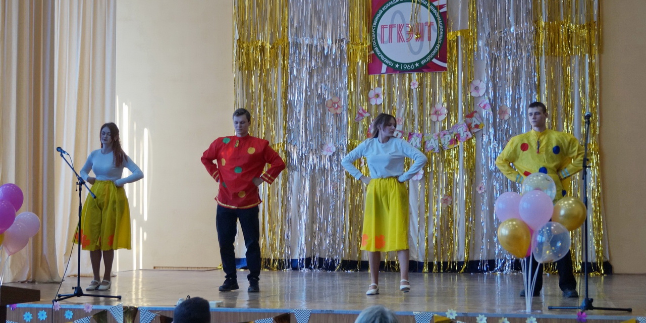 Поздравляем милых женщин с наступающим 8 Марта!