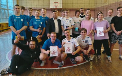 Соревнования по волейболу: учащиеся и педагоги