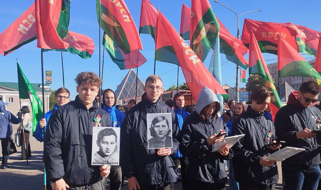Молодежь на торжественном параде, посвященном Дню Победы