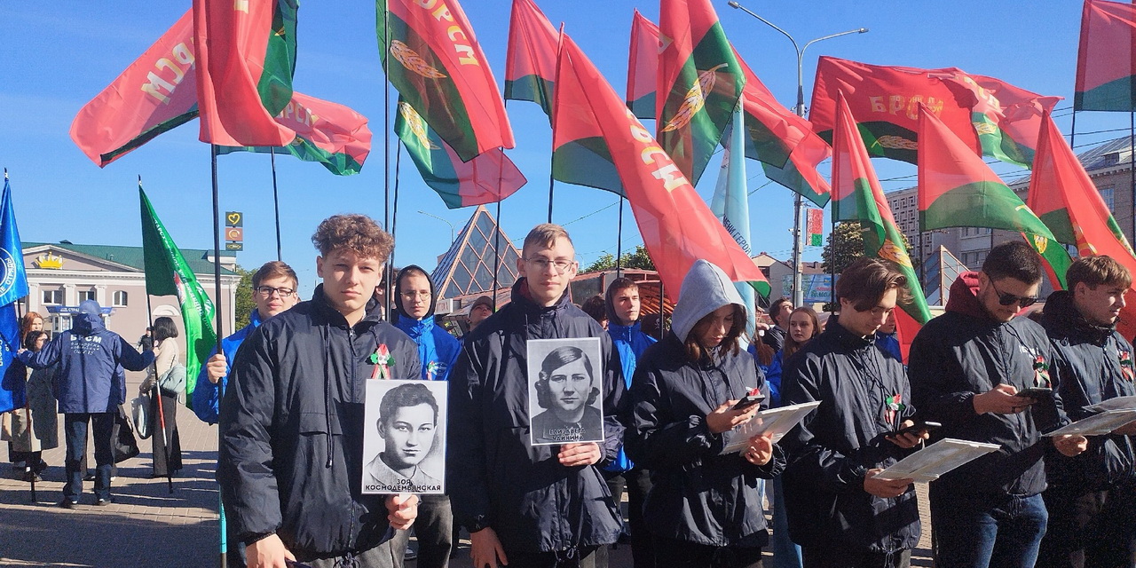 Молодежь на торжественном параде, посвященном Дню Победы