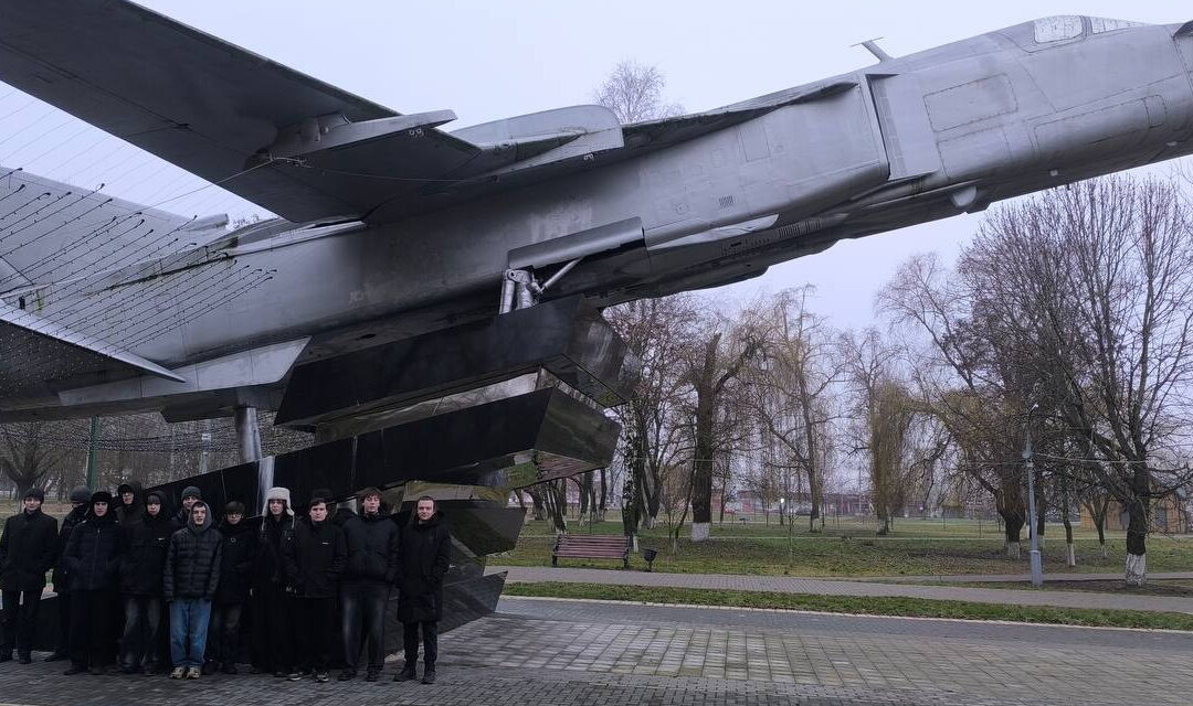 Учащиеся посетили памятник Су‑24М